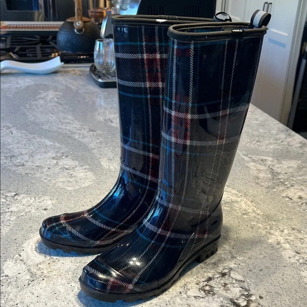Plaid Glossy Rain Boots in Black Size 7